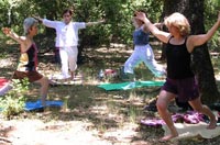 Yoga dans un jardin de sculptures