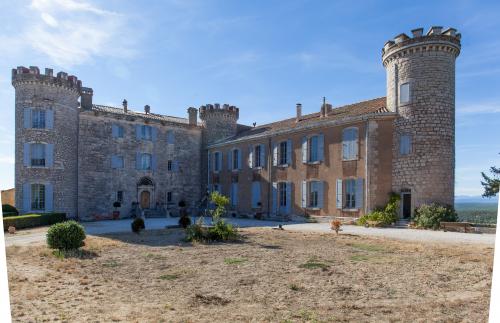 Photo 2 - SAINT MARTIN DE PALLIERES : Un château d’hommes sauvé par des femmes