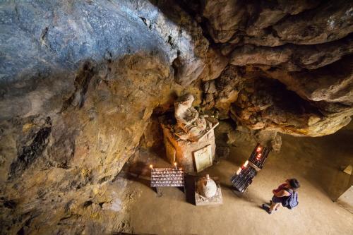 Photo 2 - PLAN D'AUPS: Montée à la grotte de Sainte Marie-Madeleine