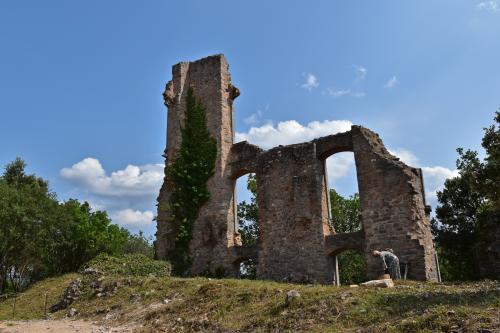 TOURVES : les vestiges du Château de Valbelle